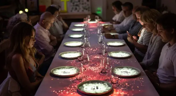 Dîner immersif à Paris, une expérience culinaire unique. Les convives sont plongés dans une ambiance féerique, comme au café de l'enfer à Paris.