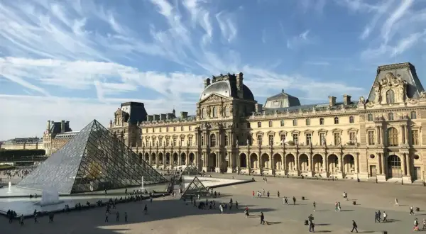 La pyramide du Louvre, avec son architecture moderne contrastant avec le palais historique. Idéal pour une visite, vérifiez le musée histoire naturelle paris tarif.