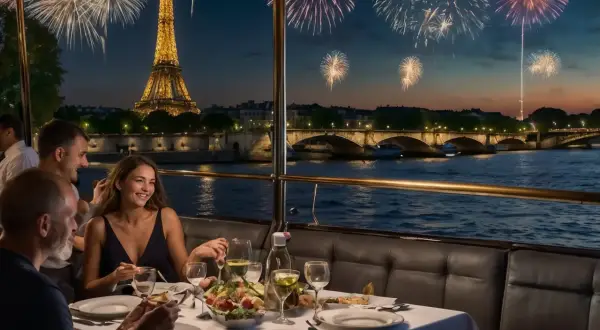Dîner sur la Seine avec feu d'artifice pour le 31 décembre. Un restaurant ouvert pour célébrer le Nouvel An à Paris.