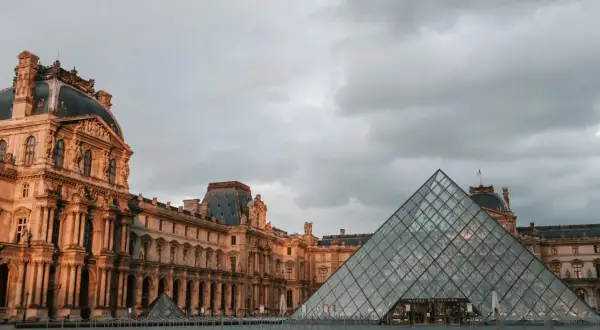 La pyramide du Louvre et le palais sous un ciel gris, un décor typique de Paris en janvier.