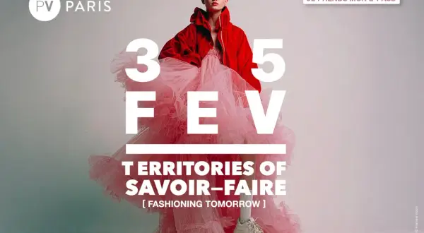 Mannequin en robe rose et veste rouge pour l'exposition PV Paris, 3-5 FEV. "Territories of Savoir-Faire".