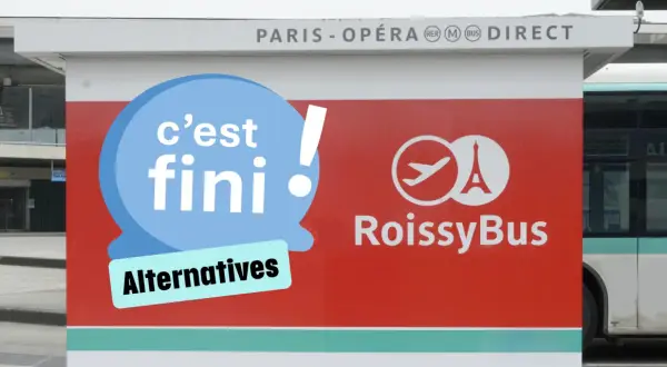 Arrêt de bus Roissy Charles de Gaulle. Le panneau indique "C'est fini !" et "Alternatives", avec le logo RoissyBus.