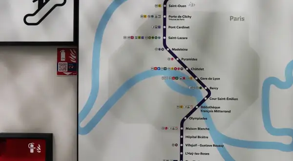 Plan du métro parisien montrant la ligne 7 allant de La Courneuve à Villejuif - Louis Aragon, avec une extension vers l'aéroport d'Orly.