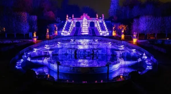 Un spectacle féerique de fontaines et d'escaliers illuminés de bleu et de violet, une véritable **lumière en Seine** nocturne.
