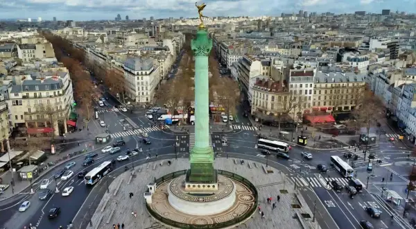 Vue aérienne de la colonne de Juillet sur la place de la Bastille, avec le trafic parisien animé autour.
