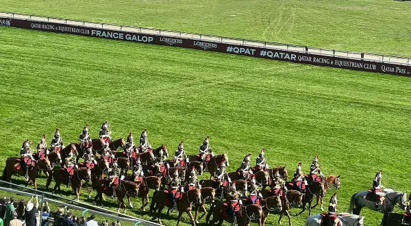 Cavalcade en tenue d'apparat sur l'hippodrome de Longchamp, Paris, avant le Qatar Prix de l'Arc de Triomphe.
