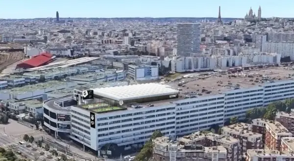 Vue aérienne de Paris, avec le complexe sportif Le Five Paris 18 sur le toit d'un immeuble.