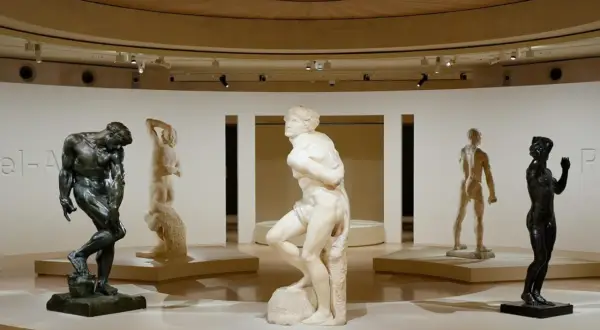 Sculptures d'hommes dans une galerie d'art, une belle expo du moment.