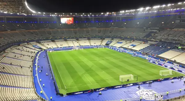 Vue aérienne du Stade de France avant un match. Le terrain de football est prêt, les tribunes sont vides. Idéal pour savoir que faire autour du Stade de France.