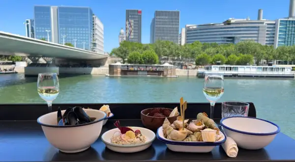 Dégustation de fruits de mer et vin blanc avec vue sur la Seine. L'endroit parfait pour les best moules frites Paris.