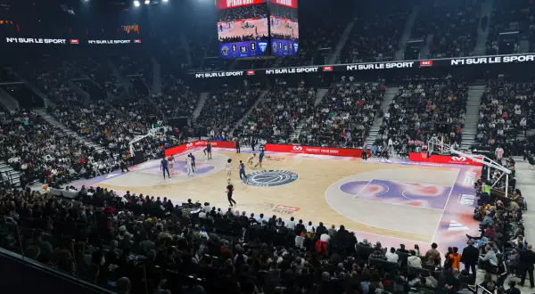 Match de basket à l'adidas arena Paris, une foule nombreuse assiste à l'événement.