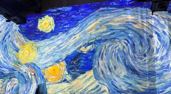 Projection de "La Nuit étoilée" de Van Gogh, une immersion dans l'exposition.