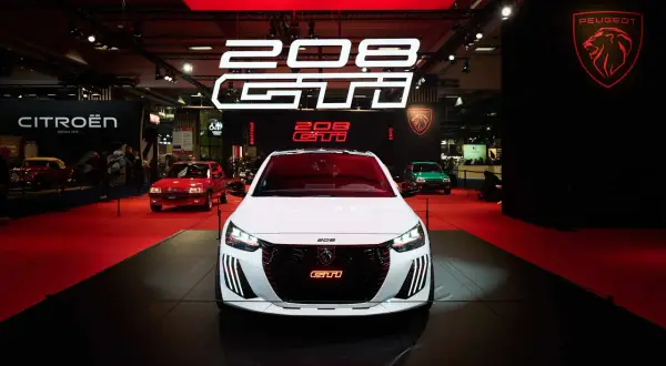 La Peugeot 208 GTI, star de Retromobile 2026, brille sur scène.