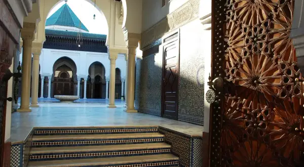 Magnifique porte sculptée menant à la cour intérieure de la Grande Mosquée de Paris. Le hammam est un lieu de sérénité.
