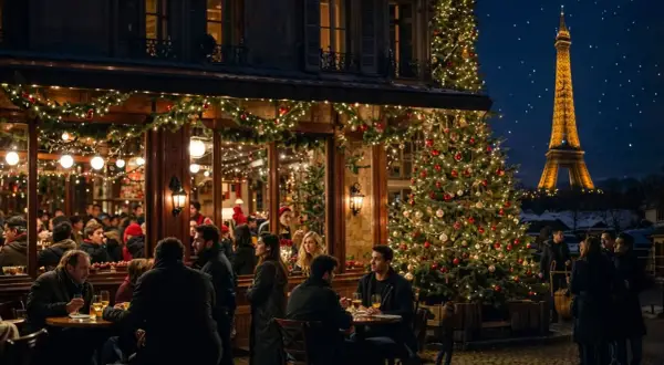 Un restaurant parisien décoré pour Noël, avec un sapin scintillant et la Tour Eiffel illuminée en arrière-plan. Un lieu chaleureux, ouvert le 24 décembre, où les gens dînent et profitent de la magie de la fête.