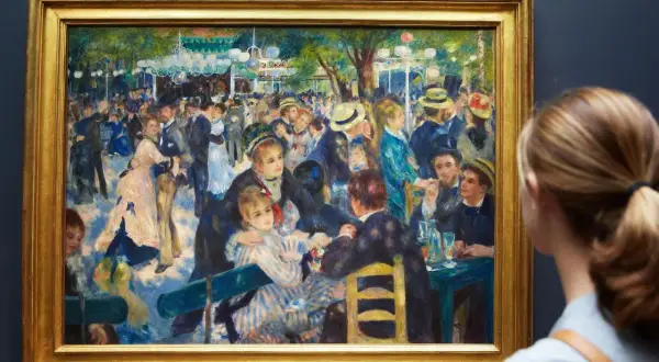 Une femme admire une peinture de Renoir représentant une scène animée de danseurs et de convives dans un jardin.
