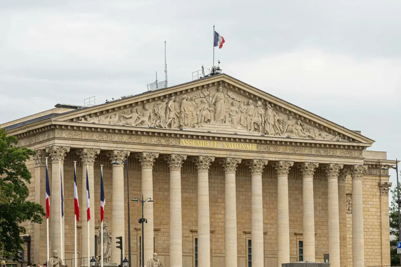 Le **Palais Bourbon**, siège de l'Assemblée Nationale, se dresse majestueusement avec ses colonnes imposantes et son fronton sculpté.