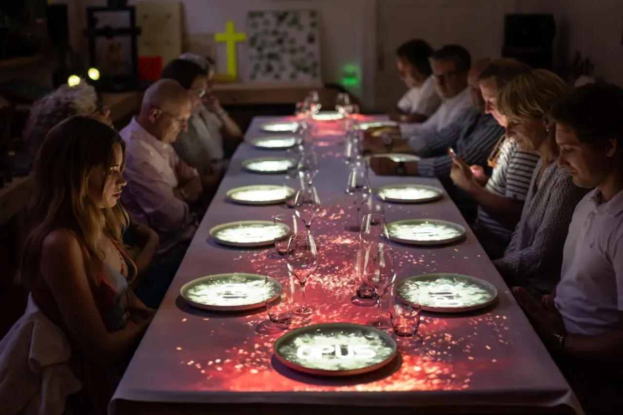Dîner immersif à Paris, une expérience culinaire unique. Les convives sont plongés dans une ambiance féerique, comme au café de l'enfer à Paris.