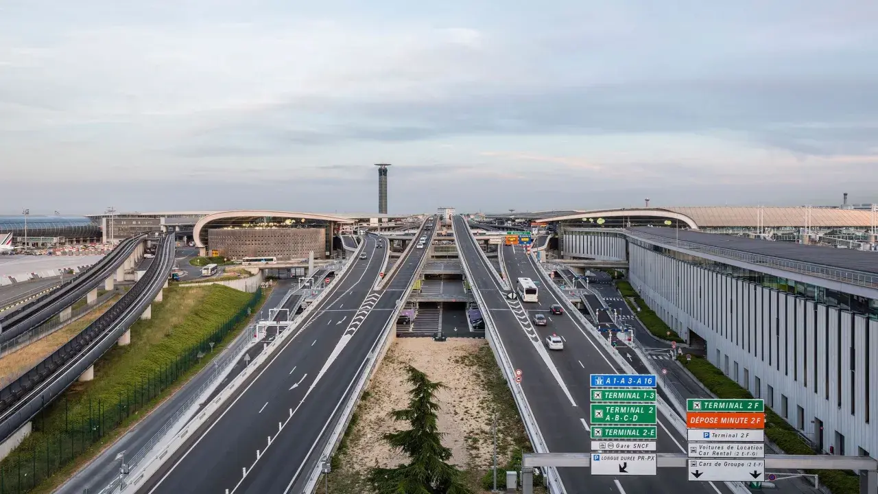 Vue aérienne de l'aéroport de Paris-Charles de Gaulle, avec ses autoroutes, ses terminaux et sa tour de contrôle.