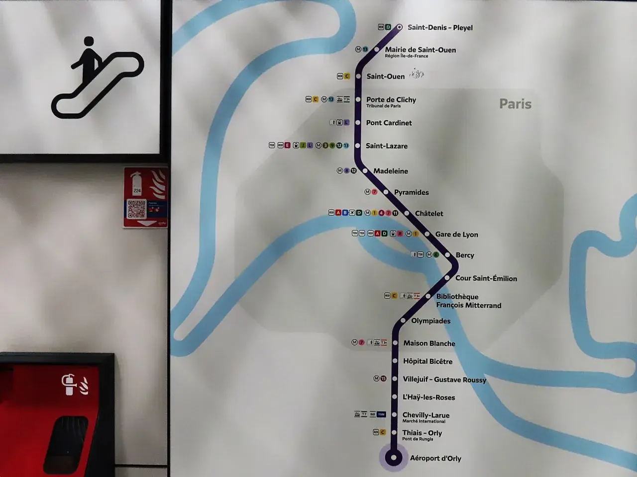 Plan du métro parisien montrant la ligne 7 allant de La Courneuve à Villejuif - Louis Aragon, avec une extension vers l'aéroport d'Orly.