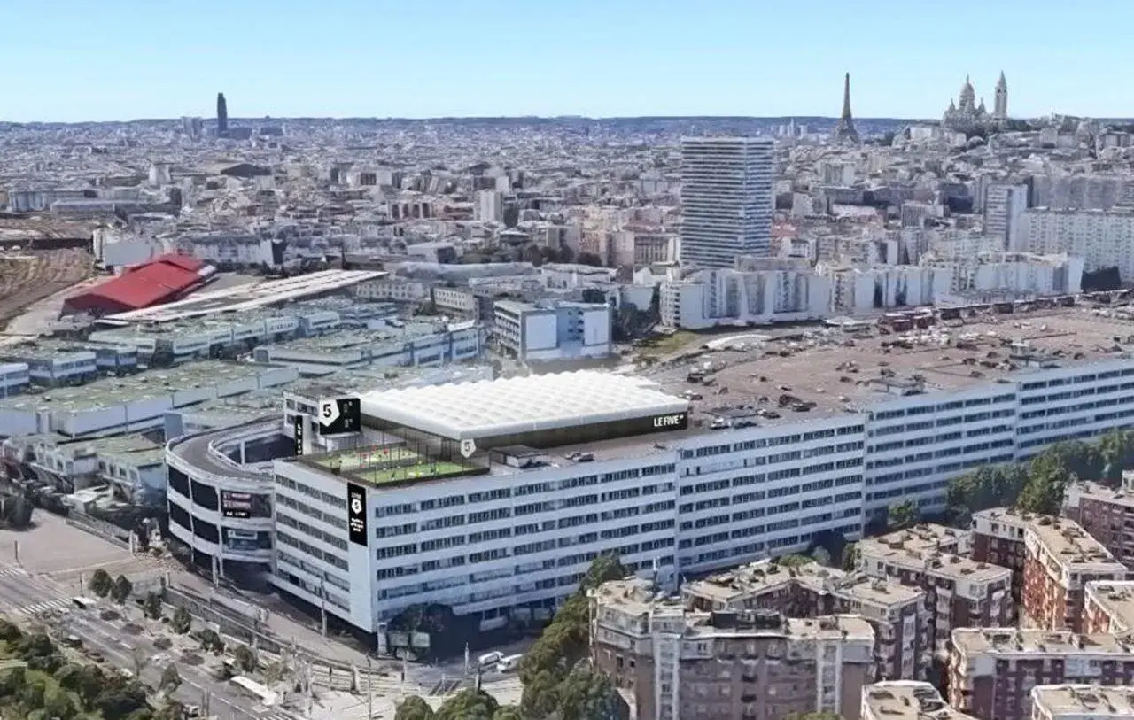 Vue aérienne de Paris, avec le complexe sportif Le Five Paris 18 sur le toit d'un immeuble.