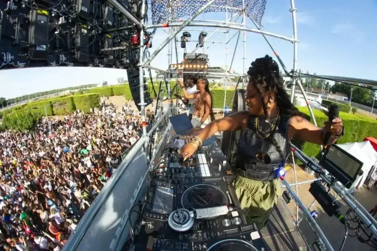 DJ aux platines, foule en délire devant la scène. L'ambiance est électrique à Yardland 2026.