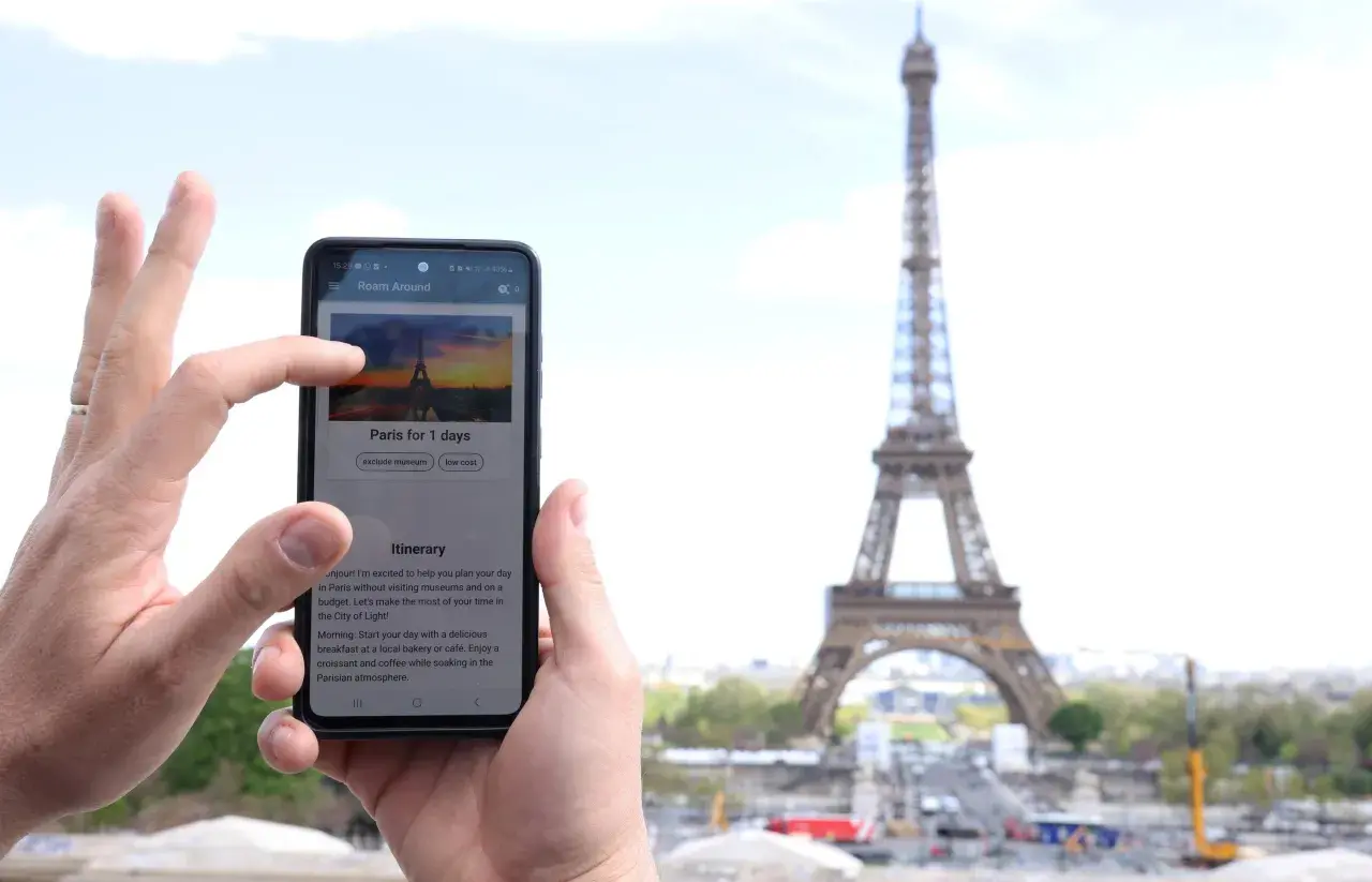 Planifier que faire à Paris en février avec une application de voyage. L'application propose un itinéraire pour 1 jour sans musée et à petit budget.