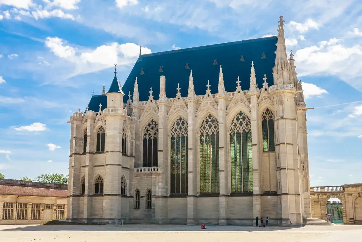 La Sainte-Chapelle, joyau gothique du Ch&acirc;teau de Vincennes, brille sous un ciel bleu.