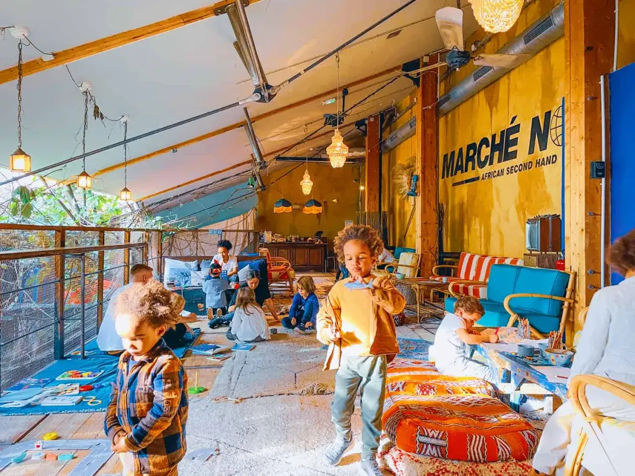 Ambiance chaleureuse pour un brunch avec enfants, où ils jouent et dessinent sur des tapis colorés.