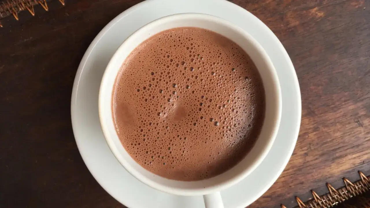 Un chocolat chaud onctueux, parfait pour une pause gourmande &agrave; Paris.