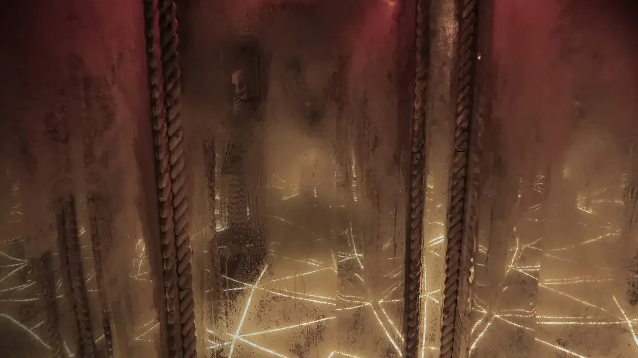 Des cordes épaisses encadrent une scène floue, évoquant les sombres rêves de Paris, avec des lumières scintillantes et une silhouette fantomatique.