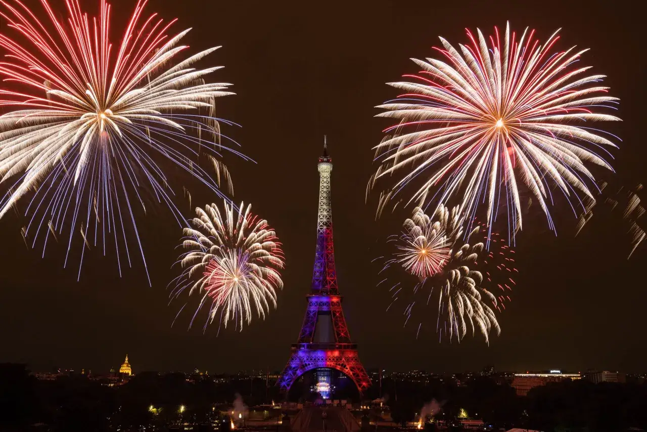 La Tour Eiffel illuminée aux couleurs de la France, un spectacle de feux d'artifice illumine le ciel parisien. Où voir le feu d'artifice Paris ?