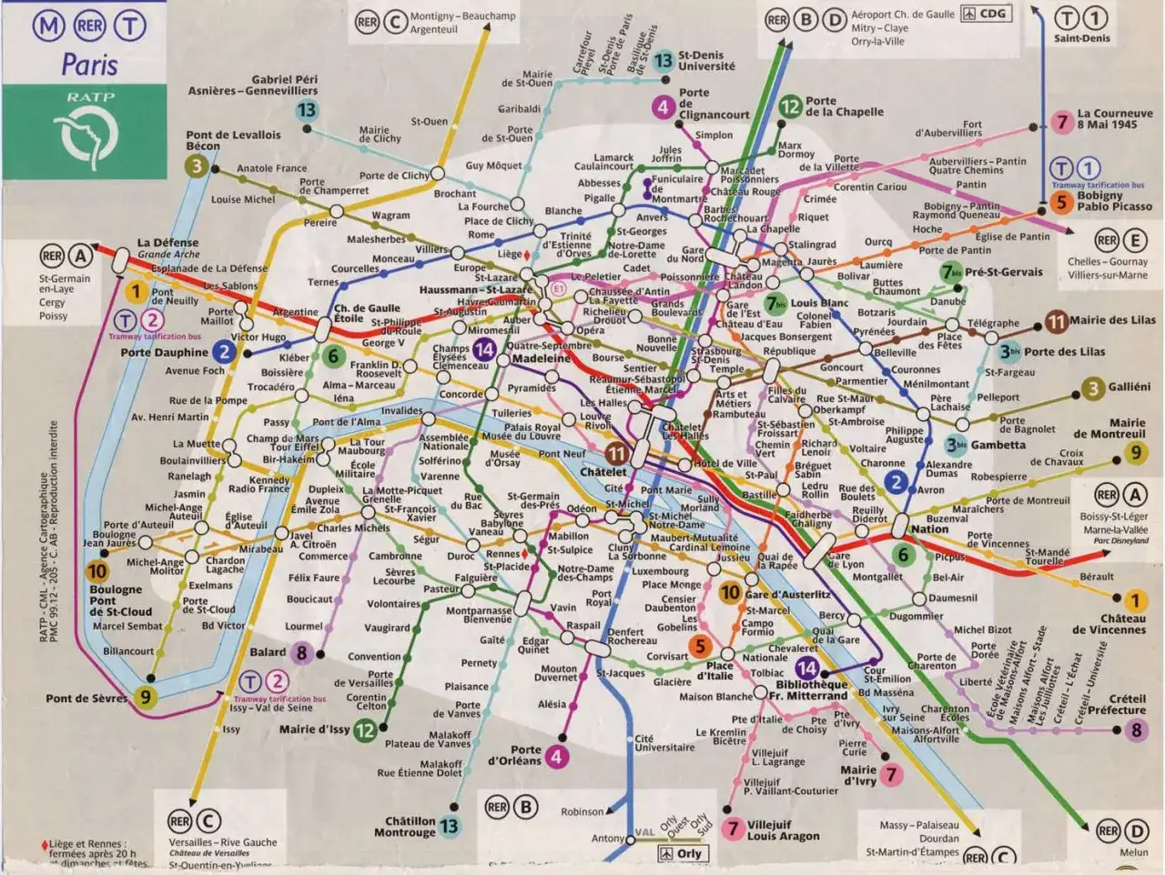 La carte du métro parisien montre la Tour Eiffel près de la station Pont de l'Alma, avec des lignes RER et métro menant à Orly.