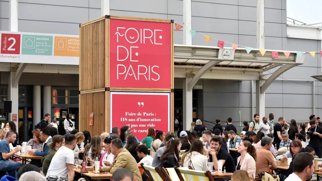 Foire de Paris : 118 ans d'innovation, une foule joyeuse profite de l'ambiance. La foire de Paris 2026 promet encore de belles d&eacute;couvertes.