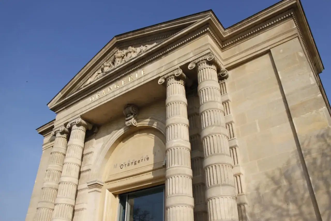 Fa&ccedil;ade du mus&eacute;e de l'Orangerie, avec ses colonnes imposantes et son inscription dor&eacute;e. Facile d'acc&egrave;s en m&eacute;tro.