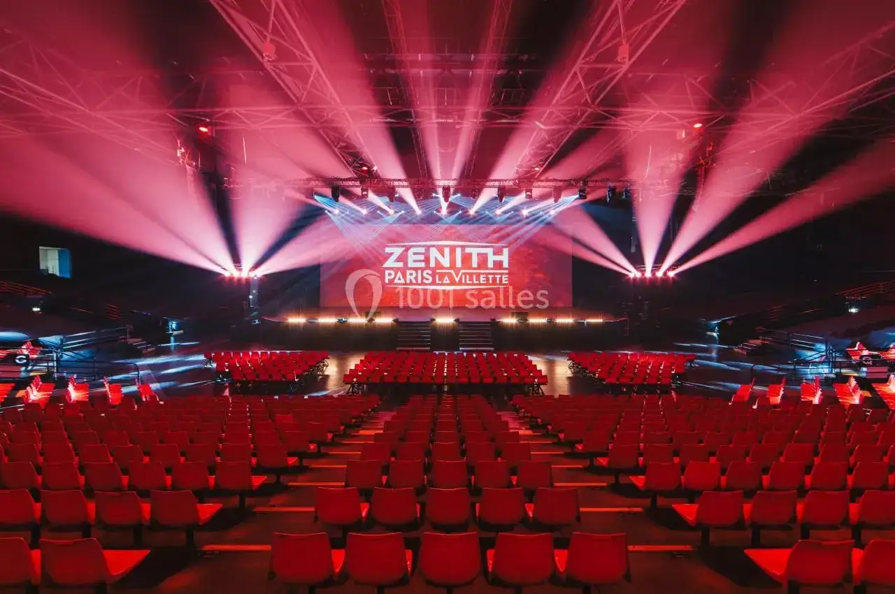 Sc&egrave;ne du Z&eacute;nith Paris La Villette illumin&eacute;e de rouge, pr&ecirc;te pour de futurs concerts.