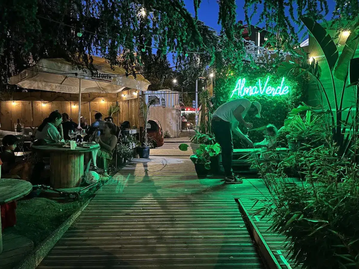 Ambiance estivale dans ce bar, 