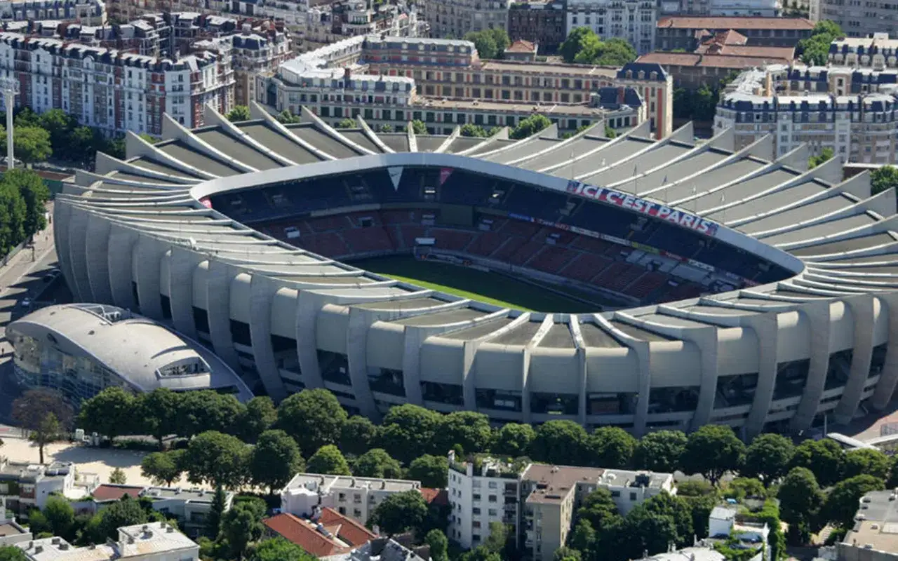 Vue aérienne du Parc des Princes, stade emblématique de Paris, avec ses tribunes rouges et le message