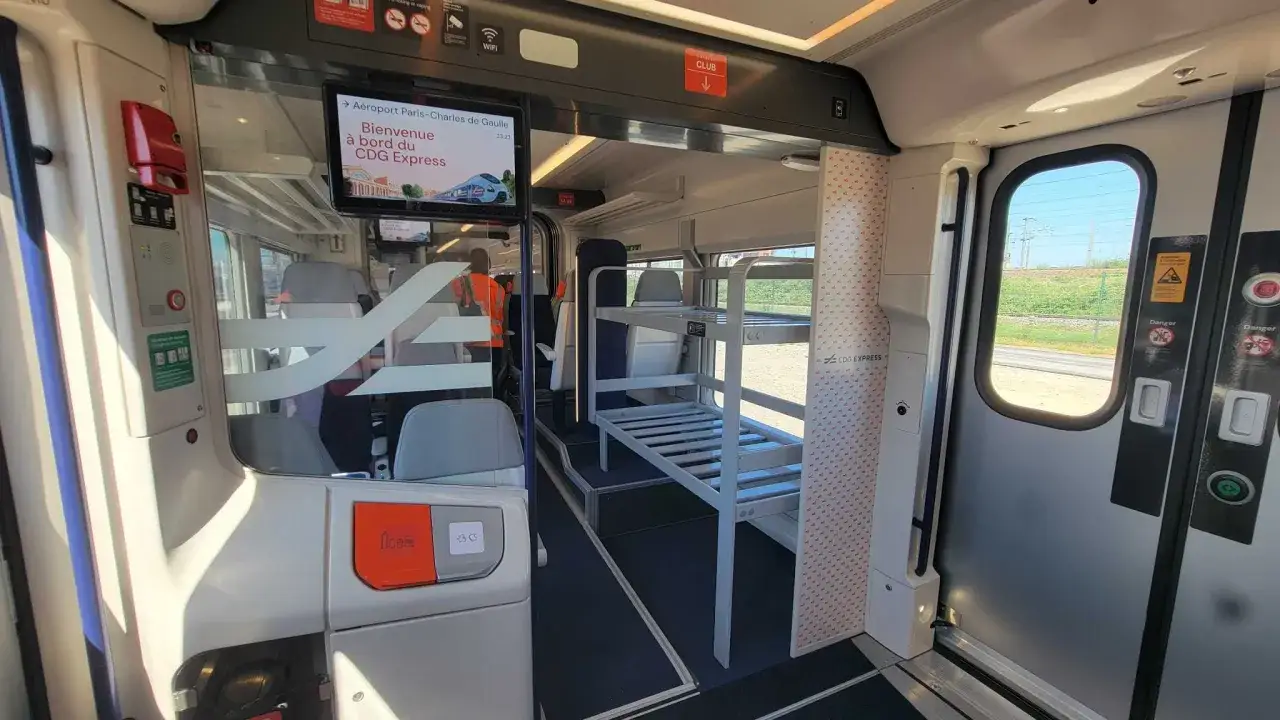 Int&eacute;rieur du train CDG Express, le m&eacute;tro pour l'a&eacute;roport Charles de Gaulle Paris. Des lits superpos&eacute;s sont install&eacute;s dans le wagon.