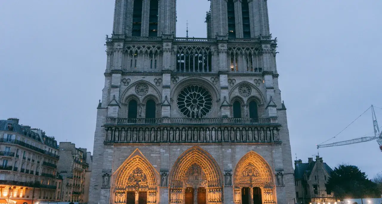 La majestueuse façade de Notre-Dame de Paris, illuminée, lors d'une visite mémorable. La rosace et les portails sculptés sont magnifiques.
