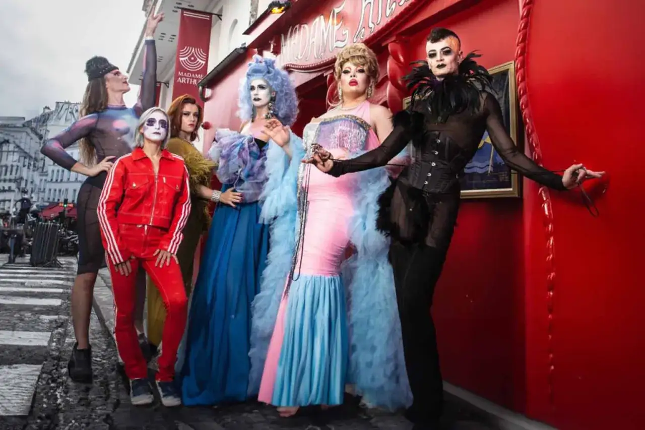 Cinq artistes de drag queen posent devant le cabaret Madame Arthur, un lieu embl&eacute;matique du drag show &agrave; Paris.