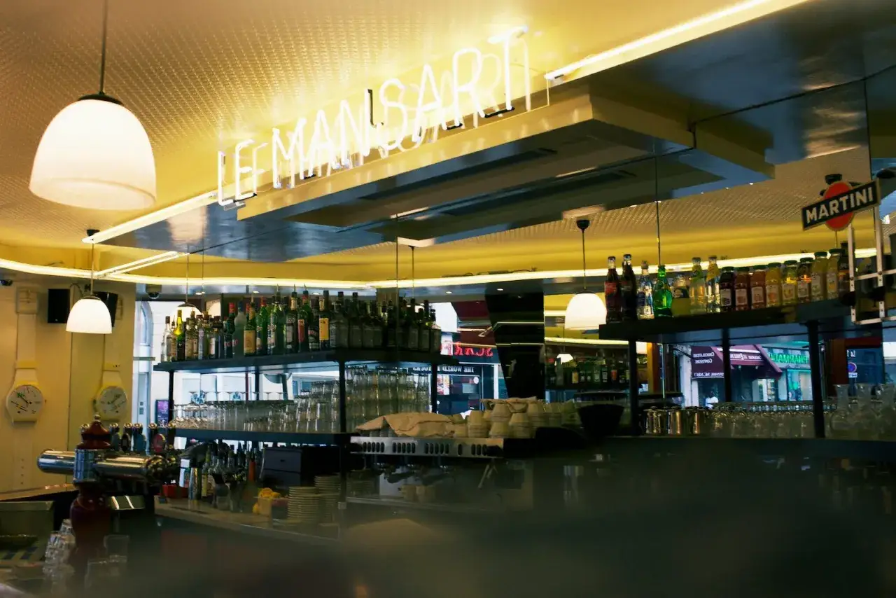 Bar lumineux avec enseigne néon
