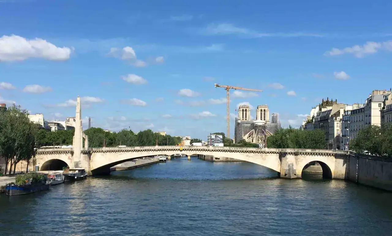 Pont sur la Seine, avec Notre-Dame en reconstruction. Un jour f&eacute;ri&eacute; en mai, parfait pour une balade parisienne.