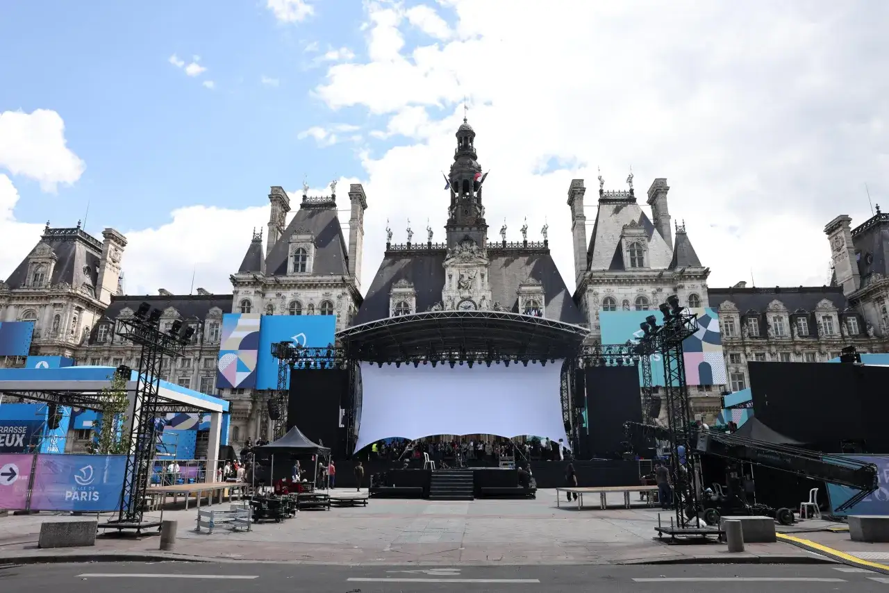 Scène de concert devant l'Hôtel de Ville de Paris, prête pour un événement.