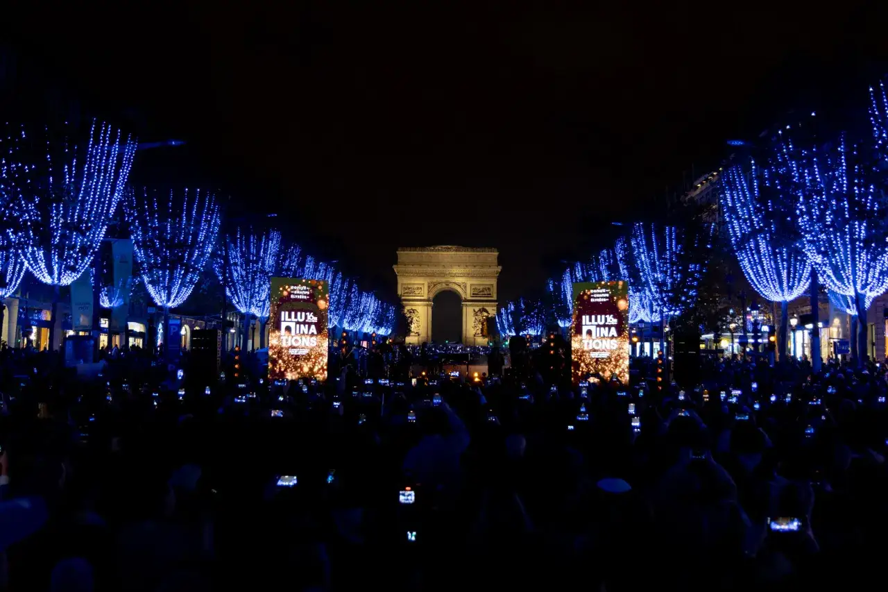 Illuminations des Champs-&Eacute;lys&eacute;es, une foule en liesse filme le spectacle. Id&eacute;al pour savoir que faire &agrave; Paris en novembre.