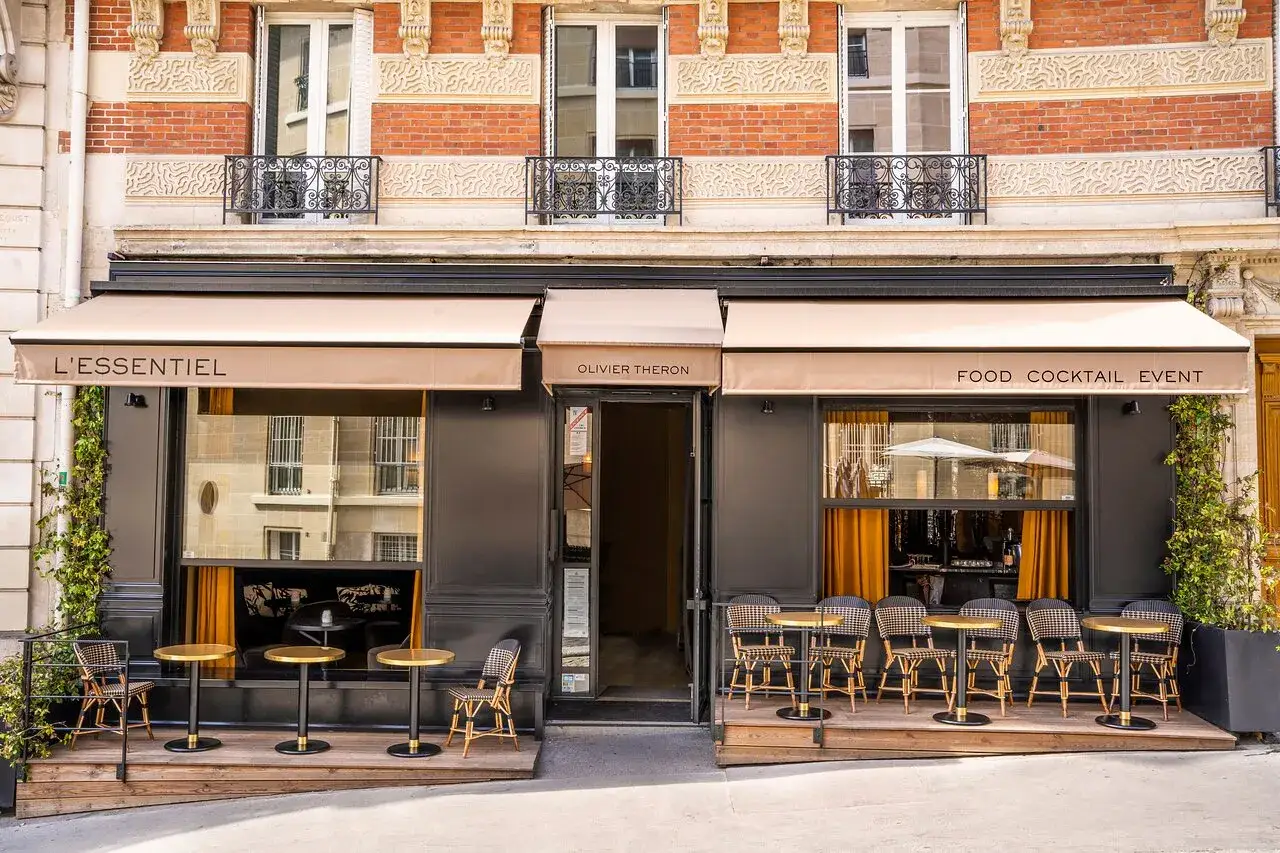 Terrasse de restaurant parisien chic, 