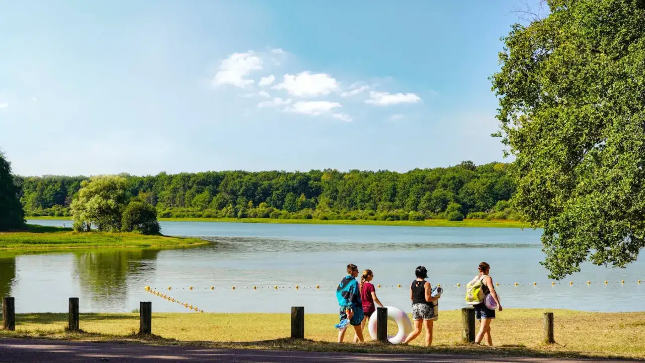 Famille profitant d'une journ&eacute;e ensoleill&eacute;e au bord du lac, pr&egrave;s du Bois de Boulogne.