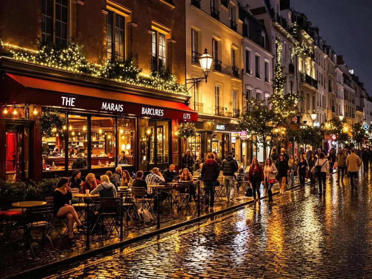 Une rue animée de Paris, avec des gens attablés à un café et d'autres se promenant sous les lumières scintillantes. Une belle soiree parisienne.