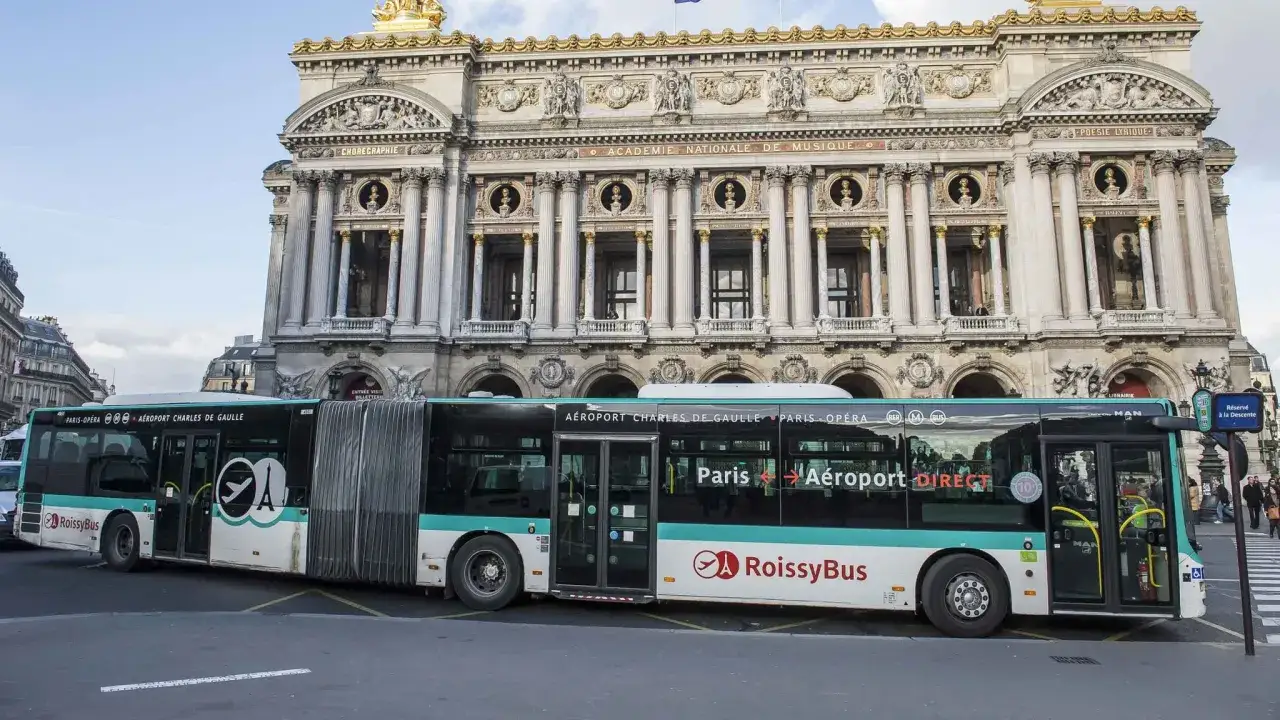 Un bus RoissyBus, reliant Paris &agrave; l'a&eacute;roport Charles de Gaulle, est gar&eacute; devant l'Op&eacute;ra Garnier.