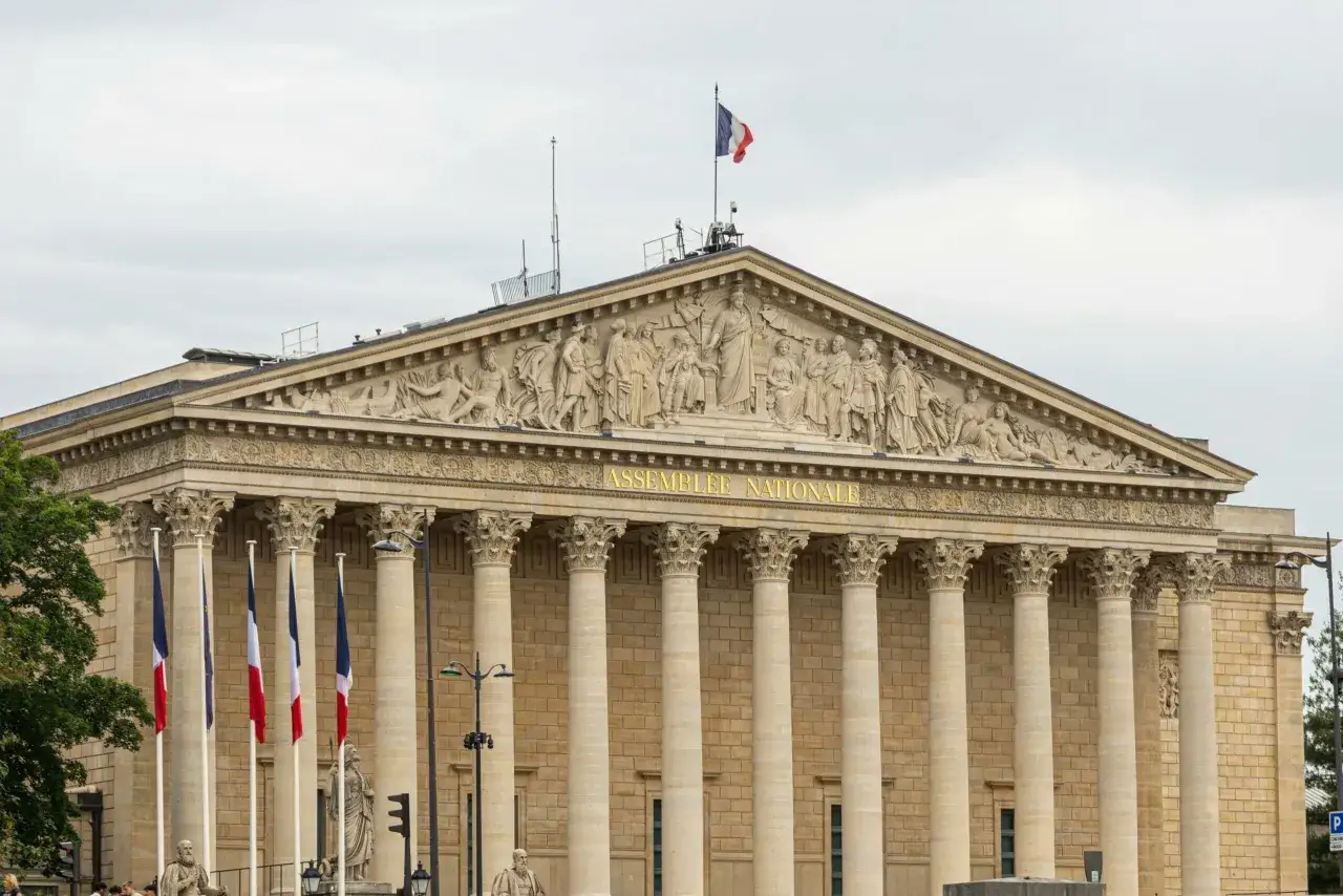 Le Palais Bourbon, si&egrave;ge de l'Assembl&eacute;e Nationale, se dresse majestueusement avec ses colonnes imposantes et son fronton sculpt&eacute;.